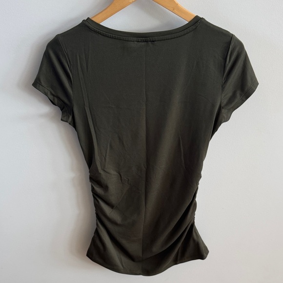 💚 Dark Green Short Sleeve Top with Ruched Sides
Size Medium - Picture 3 of 4